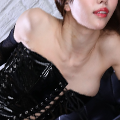 黒下着の女性